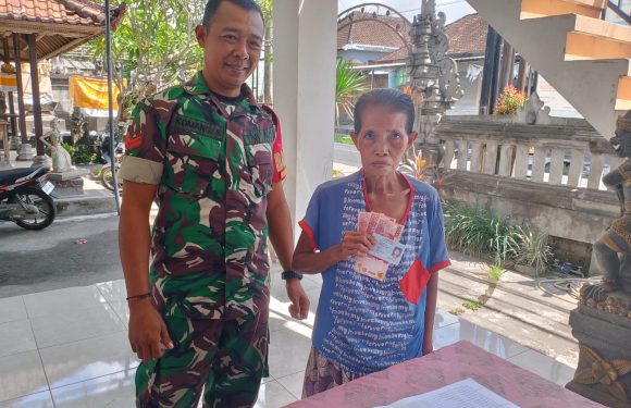 Babinsa koramil 1616-01/Gianyar  Koptu I Komang Sudarnita Pantau Pembagian BLT Dana Desa di Desa Serongga.