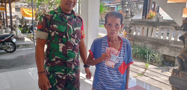 Babinsa koramil 1616-01/Gianyar  Koptu I Komang Sudarnita Pantau Pembagian BLT Dana Desa di Desa Serongga.
