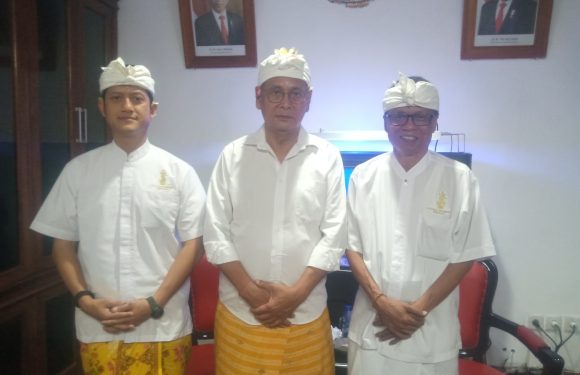 Ratusan Siswa Yang Bernaung di Bawah Yayasan Dwijendra Melakukan Persembahyangan Pada Perayaan hari Saraswati.