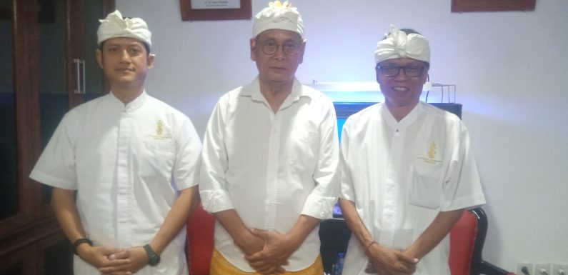Ratusan Siswa Yang Bernaung di Bawah Yayasan Dwijendra Melakukan Persembahyangan Pada Perayaan hari Saraswati.
