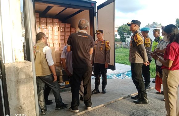 Kapolres Buleleng Lakukan Pengawasan Kedatangan Logistik Surat Suara DPD RI Dapil Bali di Digudang KPU Buleleng.