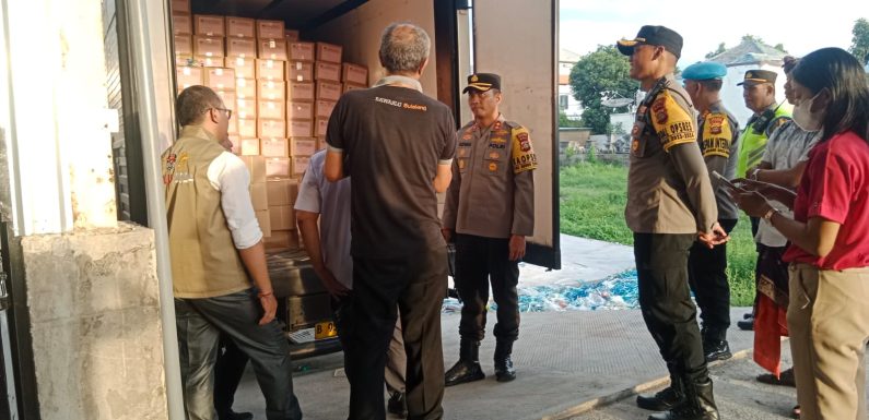 Kapolres Buleleng Lakukan Pengawasan Kedatangan Logistik Surat Suara DPD RI Dapil Bali di Digudang KPU Buleleng.
