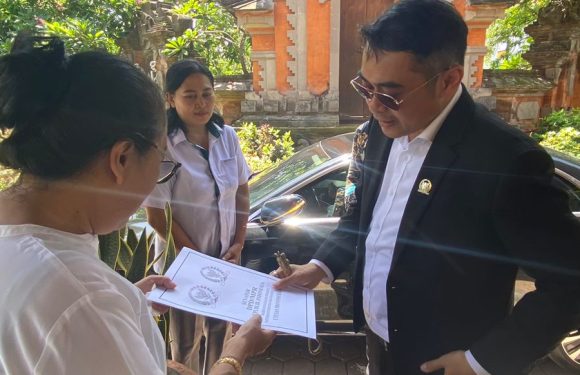 Senator Arya Wedakarna Berikan Penghargaan Kepada Kepala Sekolah SMA 5 Denpasar Sebagai Tokoh Pendidikan.