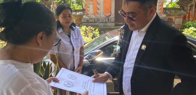 Senator Arya Wedakarna Berikan Penghargaan Kepada Kepala Sekolah SMA 5 Denpasar Sebagai Tokoh Pendidikan.