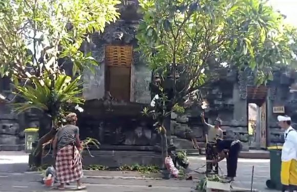 Bendesa Adat Goa Lawah Sampaikan Arti Tri Hita Karana Yakni Tiga Penyebab Kebahagiaan.