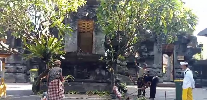 Bendesa Adat Goa Lawah Sampaikan Arti Tri Hita Karana Yakni Tiga Penyebab Kebahagiaan.