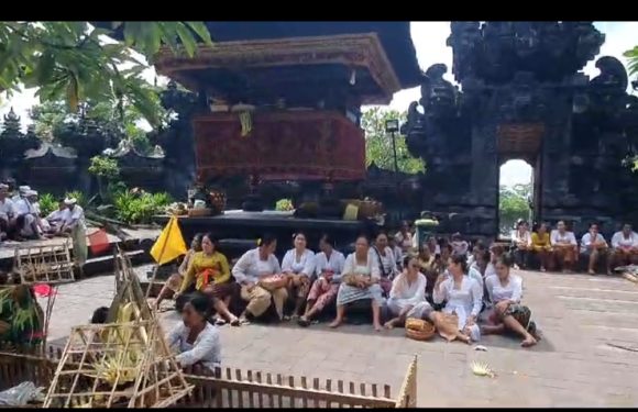 Menjelang Pujawali di Pura Goa Lawah Kabupaten Klungkung Pengempon Pura Melaksanakan Upacara Rsi Gana.