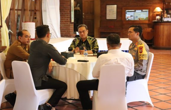 Kapolres Buleleng Pimpin Pengamanan Sidang Pleno Rekapitulasi Hasil Penghitungan Perolehan Suara Pemilu 2024.