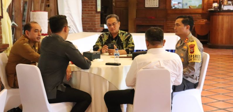 Kapolres Buleleng Pimpin Pengamanan Sidang Pleno Rekapitulasi Hasil Penghitungan Perolehan Suara Pemilu 2024.
