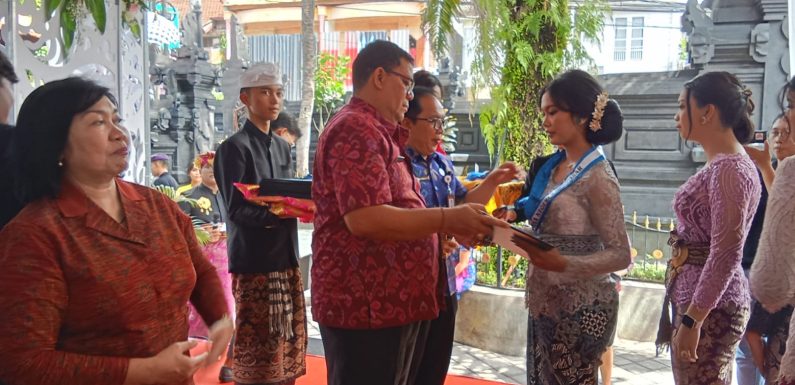 SMA 4 Denpasar lepas 491 Siswa Kelas XII, 73 Siswa Diterima di PTN Melalui Jalur SNBP dan 7 Siswa di Universitas Luar Negeri.