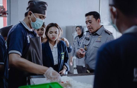 TINJAU PENYELENGGARAAN MAKANAN INSTITUSI, PULUHAN MAHASISWA JURUSAN GIZI POLTEKES KEMENKES DENPASAR LAKSANAKAN KUNJUNGAN DI RUTAN BANGLI.