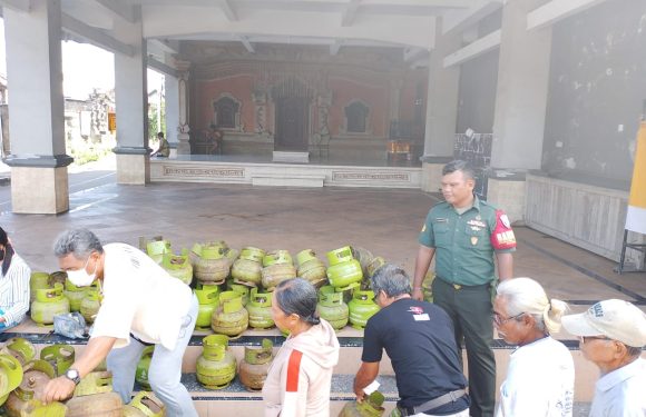 Gas LPG 3 Kg Langka,  Babinsa Desa Guwang Monitor Operasi  Pasar Gas LPG 3 Kg di Desa Guwang.