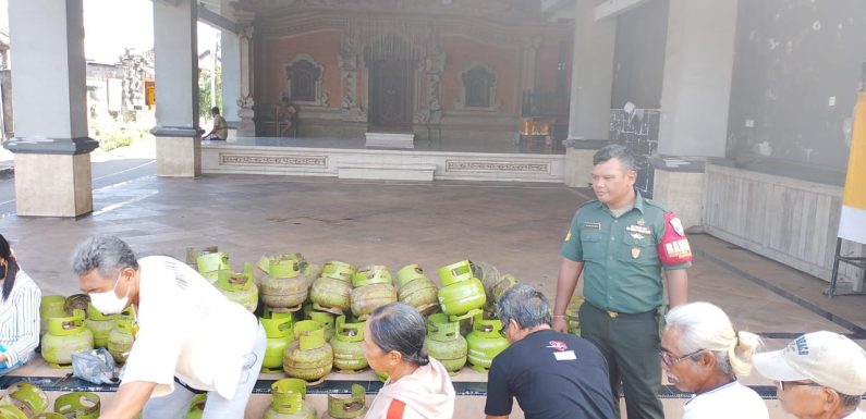 Gas LPG 3 Kg Langka,  Babinsa Desa Guwang Monitor Operasi  Pasar Gas LPG 3 Kg di Desa Guwang.