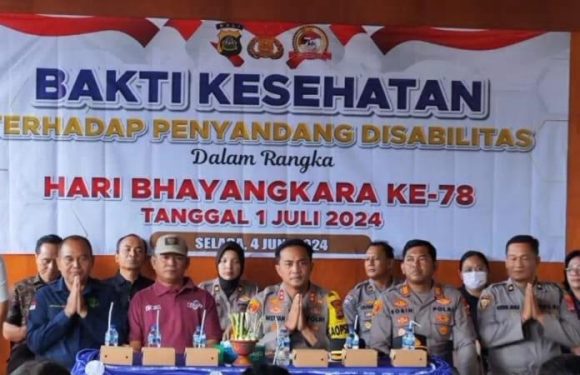 Dalam Rangka Hari Bhayangkara Ke-78,  Polres Buleleng Gelar Bakti Kesehatan Terhadap Penyandang Disabilitas  Di Desa Bengkala.