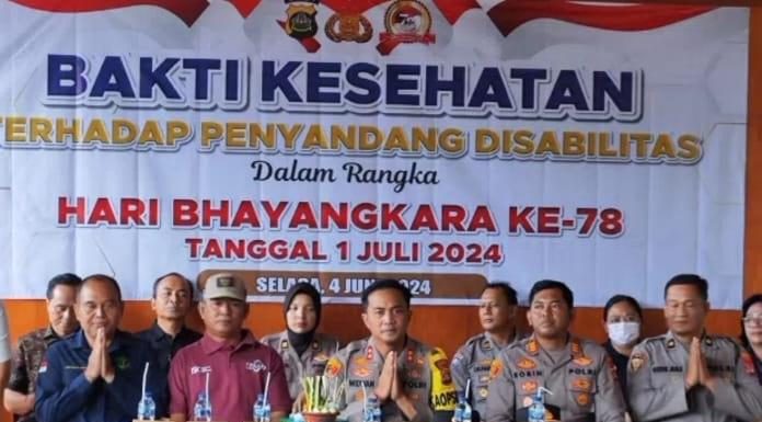 Dalam Rangka Hari Bhayangkara Ke-78,  Polres Buleleng Gelar Bakti Kesehatan Terhadap Penyandang Disabilitas  Di Desa Bengkala.