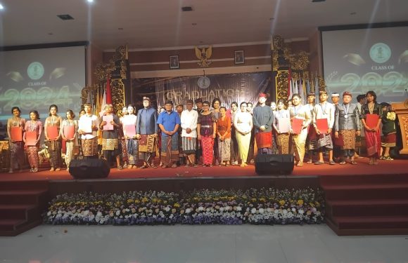 Kepala Sekolah SMP Dwijendra Denpasar Melepas 257 Siswa Kelas IX Bertempat di Aula Sekolah