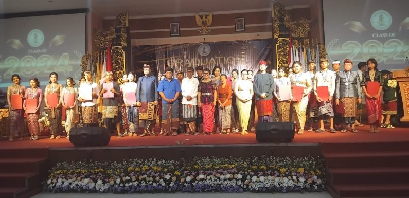 Kepala Sekolah SMP Dwijendra Denpasar Melepas 257 Siswa Kelas IX Bertempat di Aula Sekolah