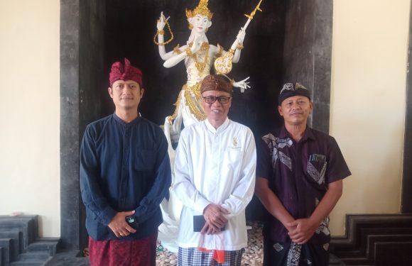 Ketua Yayasan Dwijendra, Dr. I Nyoman Satia Negara. SH. MH menghadiri Pelepasan Siswa SMP Dwijendra Denpasar.