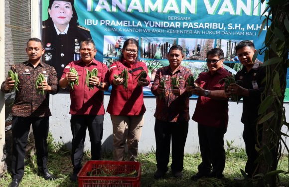 Tingkatkan Kemandirian di Rutan Bangli, Kakanwil Kemenkumham Bali Panen Pepaya dan Tabur Benih Lele.