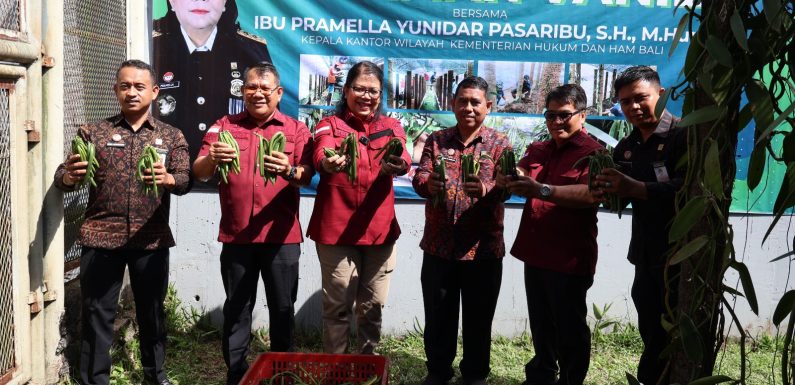 Tingkatkan Kemandirian di Rutan Bangli, Kakanwil Kemenkumham Bali Panen Pepaya dan Tabur Benih Lele.