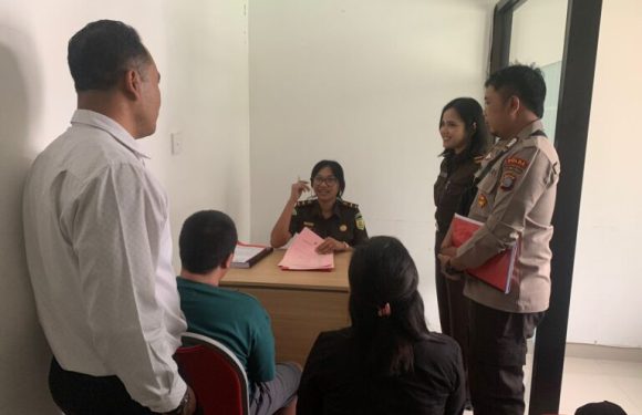 Sat Reskrim Narkoba Polres Karangasem Serahkan Tersangka Kasus Narkoba ke Kejaksaan.