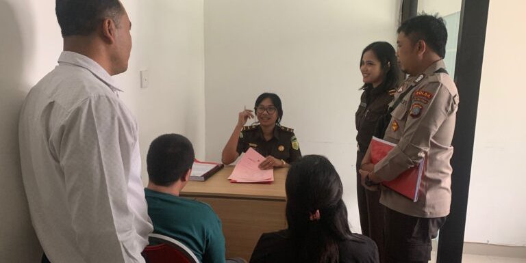 Sat Reskrim Narkoba Polres Karangasem Serahkan Tersangka Kasus Narkoba ke Kejaksaan.