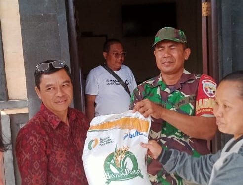 Babinsa Pering Pantau Amankan Penyaluran Bantuan Pangan Bagi 332 Warga Kurang Mampu.