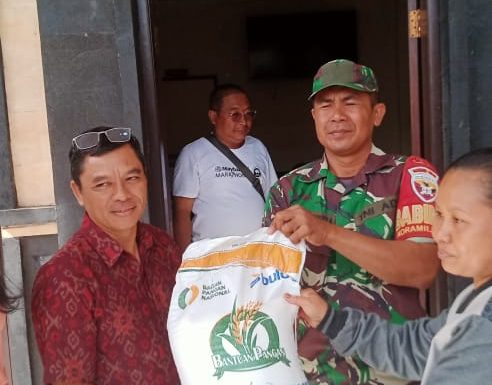 Babinsa Pering Pantau Amankan Penyaluran Bantuan Pangan Bagi 332 Warga Kurang Mampu.