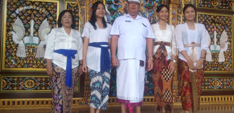Pada Upacara Pawintenan kepala Sekolah SMA 4 Denpasar Beberkan Beberapa Prestasi Sekolah.