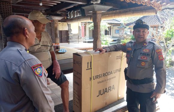 Kapolsek Mengwi Menyerahkan Bantuan Kursi Roda Kepada Masyarakat.