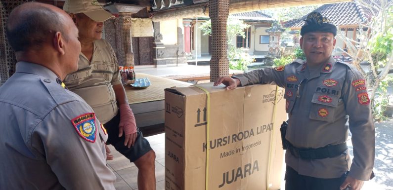 Kapolsek Mengwi Menyerahkan Bantuan Kursi Roda Kepada Masyarakat.