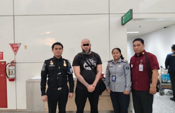 RUDENIM DENPASAR DEPORTASI PENGUNGSI WN IRAK ATAS KASUS PENCURIAN KARTU KREDIT.