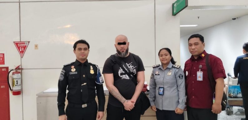 RUDENIM DENPASAR DEPORTASI PENGUNGSI WN IRAK ATAS KASUS PENCURIAN KARTU KREDIT.