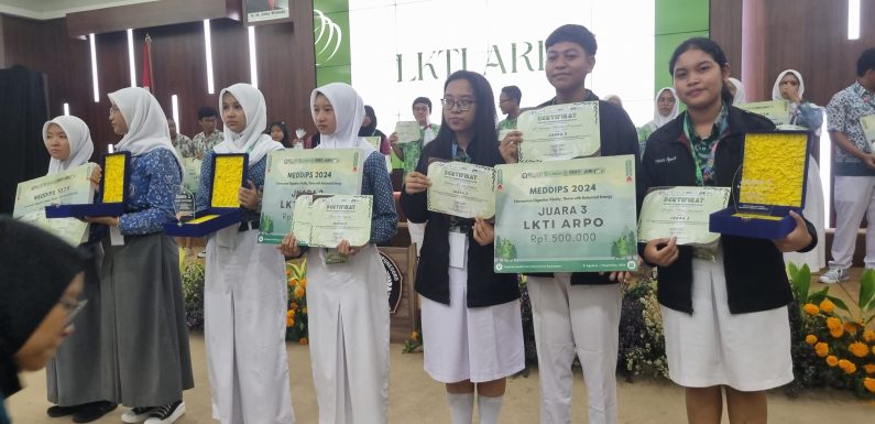 3 siswa SMA Negeri 5 Denpasar Berhasil Meraih Juara Tiga Dalam Ajang Karya Tulis Tingkat Nasional di Fakultas Kedokteran UNDIP Semarang dan Sekaligus Meraih Tiket Masuk di FK Kedokteran UNDIP Semarang.