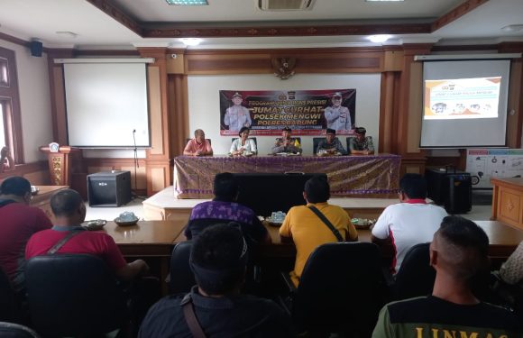 Kapolsek Mengwi Gelar “ Jum’at Curhat “ di Kantor Lurah Sempidi.