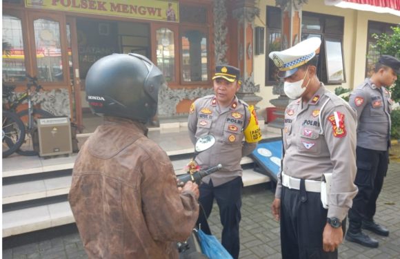 Gelar Kegiatan Hunting System, Polsek Mengwi Edukasi Pengendara Motor.