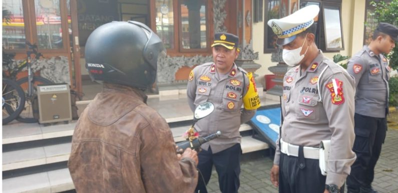 Gelar Kegiatan Hunting System, Polsek Mengwi Edukasi Pengendara Motor.