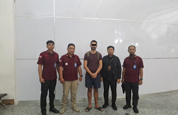 Rudenim Denpasar Deportasi WN Belanda Overstay yang Menggelandang di Bandara.