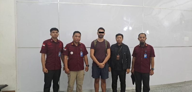 Rudenim Denpasar Deportasi WN Belanda Overstay yang Menggelandang di Bandara.