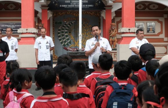 TINGKATKAN KESADARAN HUKUM USIA DINI, RUTAN BANGLI TERIMA KUNJUNGAN SISWA SD NEGERI 2 KAWAN.