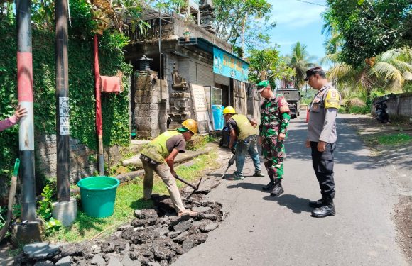 Babinsa  Pantauan  Pengerjaan Perbaikan Jalan dari Dinas PUPR Gianyar di Wilayah Binaannya.