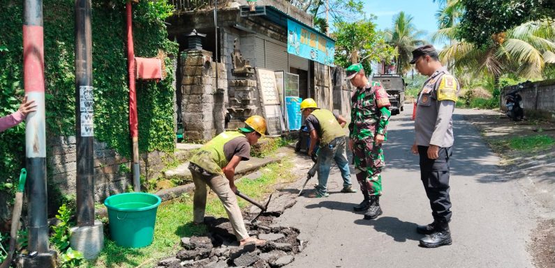 Babinsa  Pantauan  Pengerjaan Perbaikan Jalan dari Dinas PUPR Gianyar di Wilayah Binaannya.
