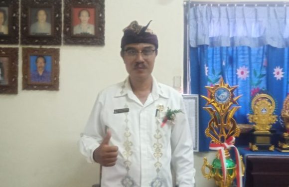 Pada Perayaan Hari Guru Nasional 2024 dan HUT PGRI ke 79, Kepala Sekolah SMK Negeri 3 Denpasar Berikan Penghargaan Kepada Para Guru.