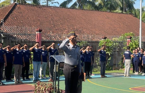 BINA KESADARAN BERBANGSA DAN BERNEGARA, PETUGAS DAN WARGA BINAAN RUTAN BANGLI LAKSANAKAN UPACARA BENDERA.