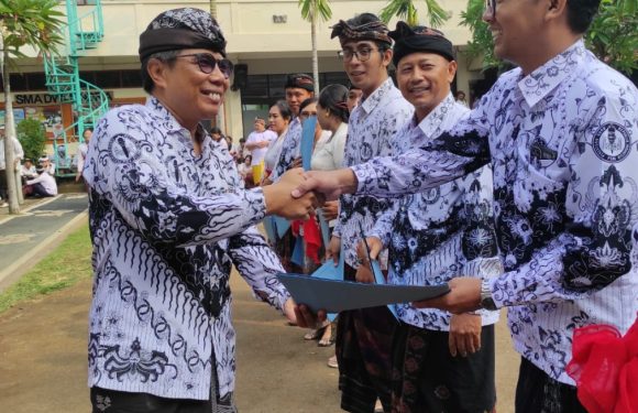 Pada Perayaan Hari Guru Nasional 2024 dan HUT PGRI ke 79 SMP Dwijendra Denpasar Berikan Penghargaan Kepada Para Guru Yang Berprestasi.