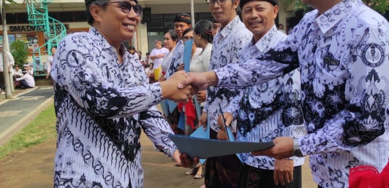Pada Perayaan Hari Guru Nasional 2024 dan HUT PGRI ke 79 SMP Dwijendra Denpasar Berikan Penghargaan Kepada Para Guru Yang Berprestasi.