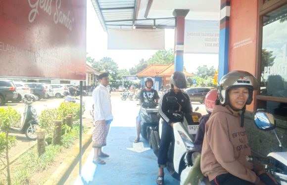 Sehari Menjelang Berakhirnya Pemutihan Pajak Kendaraan, Ratusan Wajib Pajak Berbondong Bondong Bayar Pajak di Kantor UPT Samsat Badung.