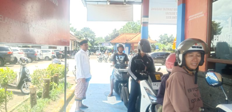 Sehari Menjelang Berakhirnya Pemutihan Pajak Kendaraan, Ratusan Wajib Pajak Berbondong Bondong Bayar Pajak di Kantor UPT Samsat Badung.
