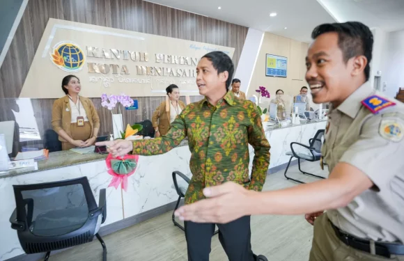 Kunjungi Kantah Kota Denpasar, Wamen ATR/Waka BPN Ingatkan Implementasi Layanan Elektronik dan Tujuh Layanan Prioritas.