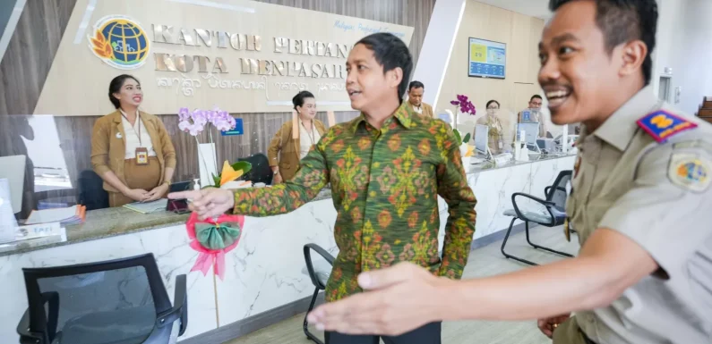Kunjungi Kantah Kota Denpasar, Wamen ATR/Waka BPN Ingatkan Implementasi Layanan Elektronik dan Tujuh Layanan Prioritas.
